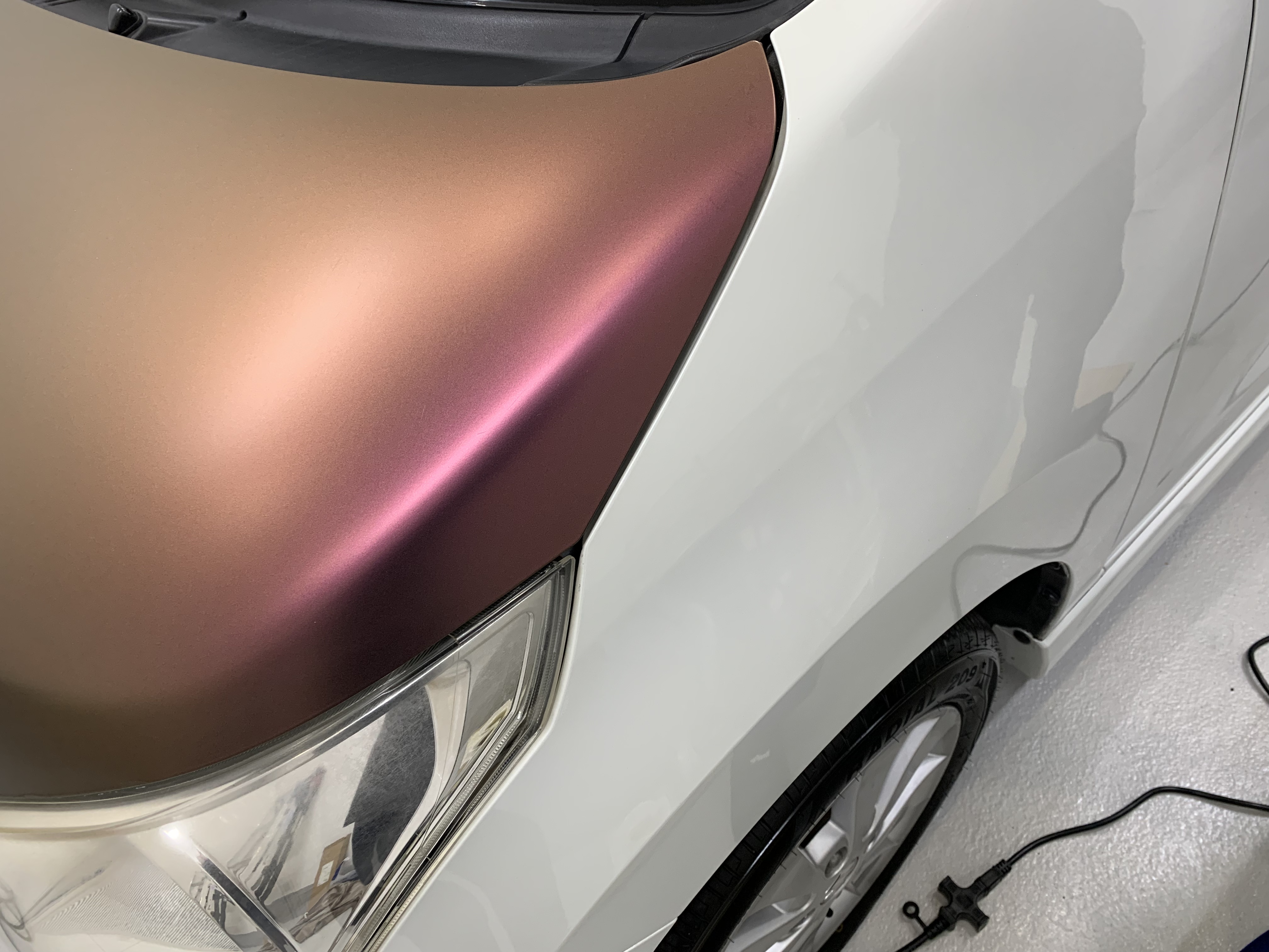 車のボンネットへのラッピング施工